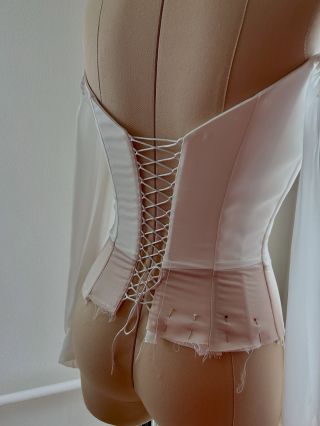 Jak vznikal korzet, měnila se podoba šatů a trocha aranžování, ale výsledné šaty nakonec zůstaly čisté. #svatební...