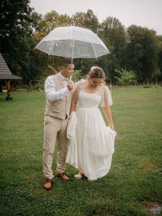Když už je dnes deštivo, ukážu vám tuto krásnou nevěstu a její romantické šaty 😊💕 Simča si přála odnímatelnou šifonovou...