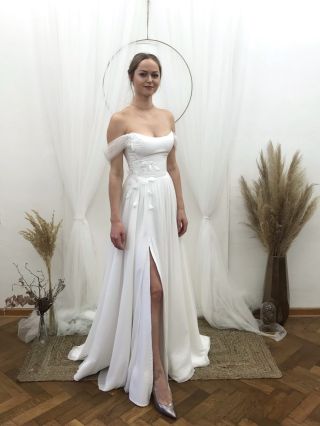 Plánujete svatbu a začínáte se dívat po svatebních šatech? Zůstaly nám z ateliéru tyto krásné korzetové šaty na šněrování....